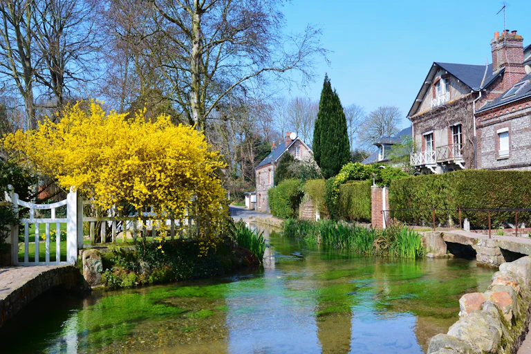 petite rivière bordée de maisons