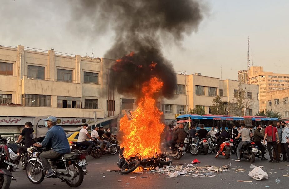 Moto en flammes au centre d'une place à Téhéran
