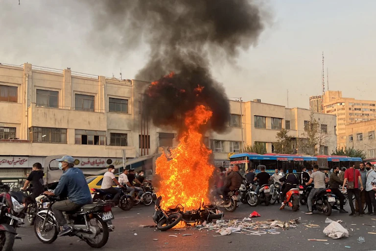 Moto en flammes au centre d'une place à Téhéran