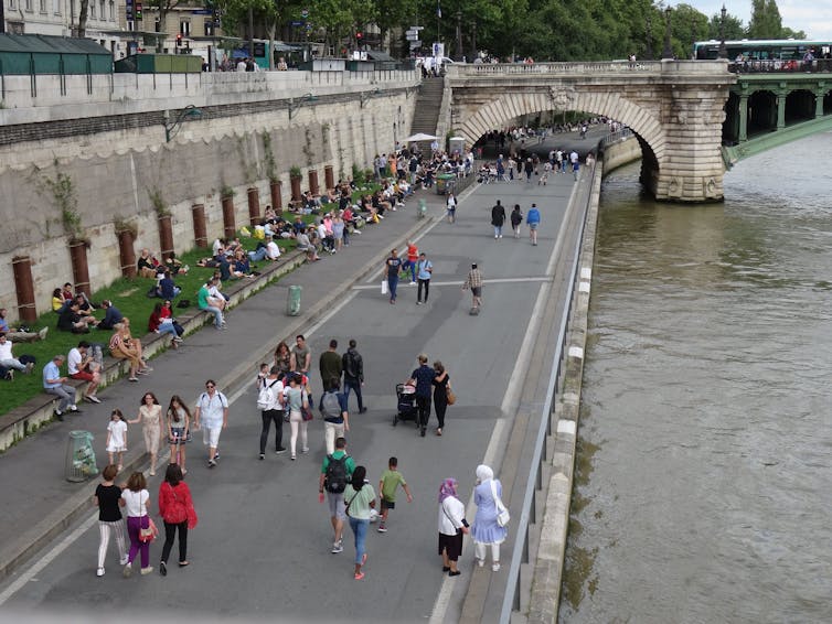 personnes qui marchent sur les quais de Seine à Paris