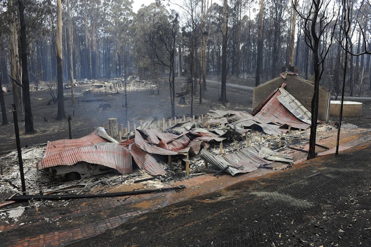بقايا متفحمة من المنزل بعد حريق في الأدغال