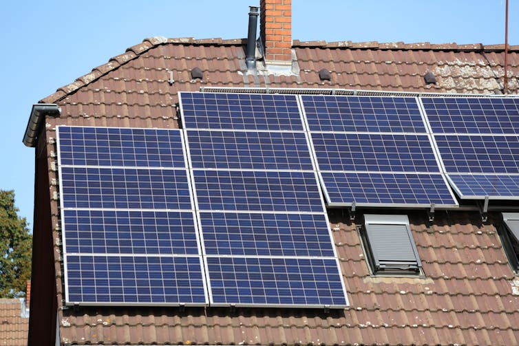 Painéis solares no telhado.