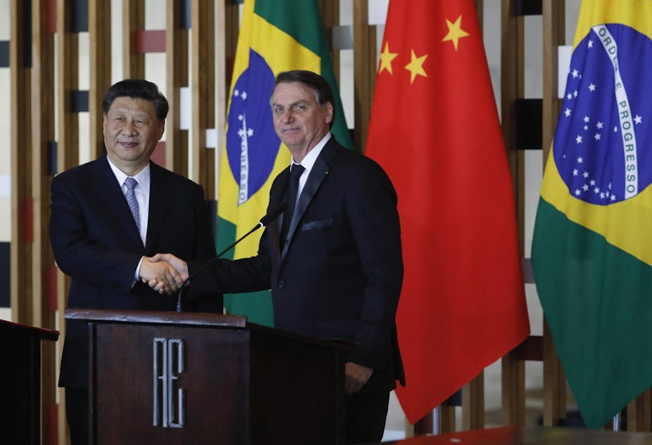 Xi Jinping et Jair Bolsonaro se serrent la main
