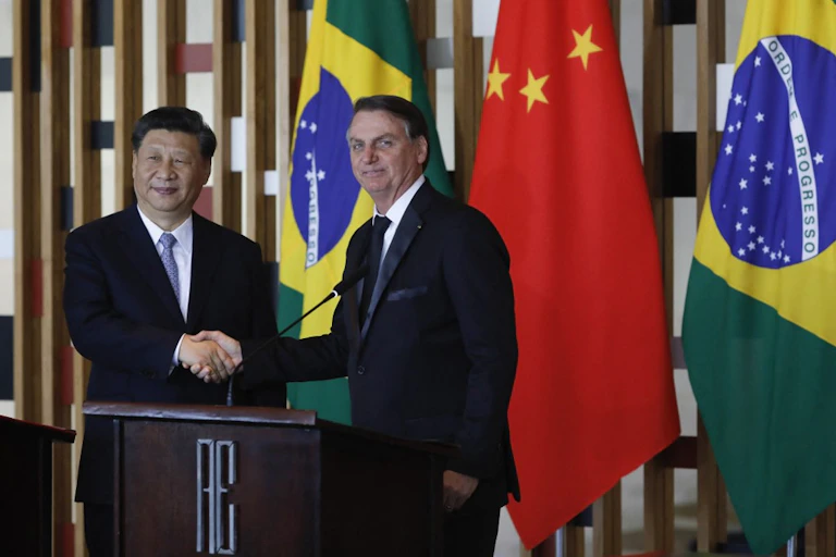 Xi Jinping et Jair Bolsonaro se serrent la main