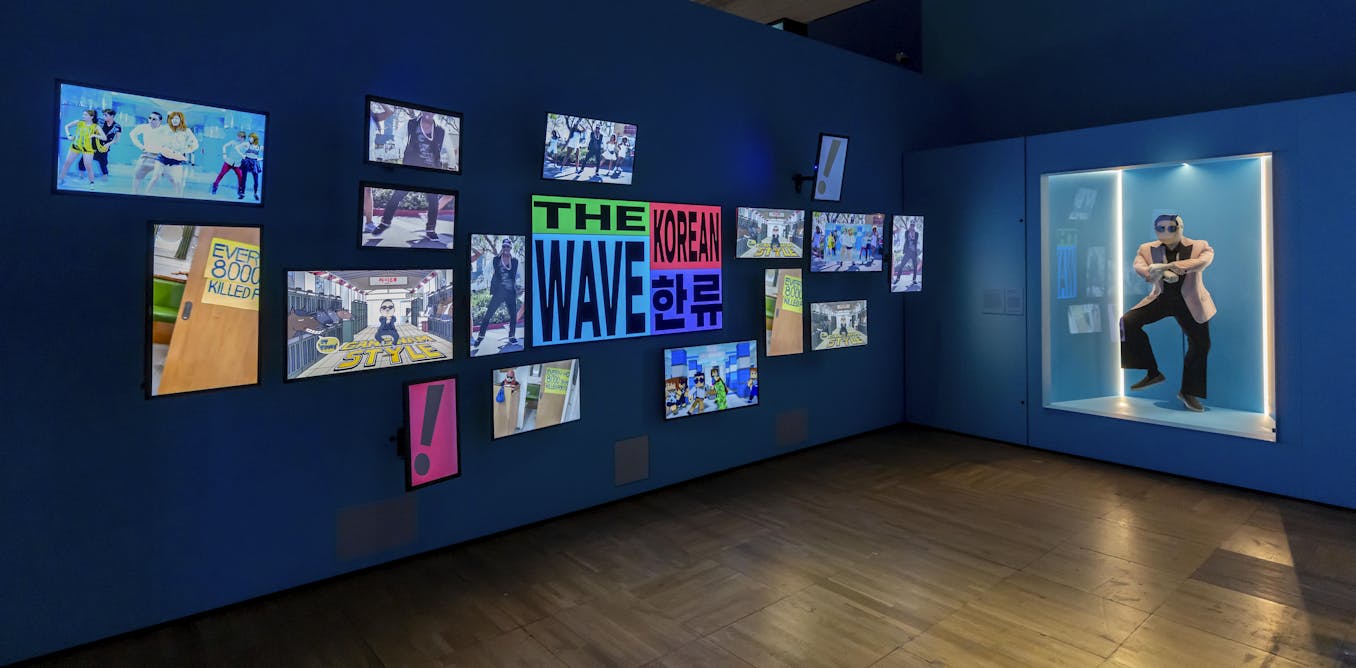 한류!  빅토리아 앨버트 뮤지엄(V&A)의 한류는 한국의 창조적 르네상스를 확고하게 바라봅니다. 한류!  빅토리아 앨버트 뮤지엄(V&A)의 한류는 한국의 창조적 르네상스를 확고하게 바라봅니다.