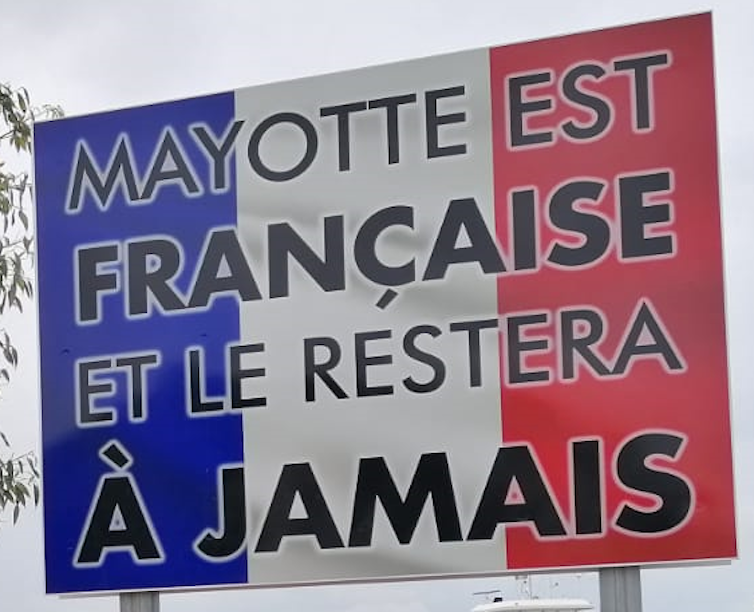 Paneau sur lequel est écrit « Mayotte est française et le restera à jamais ».