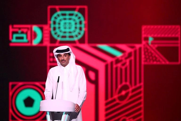 L'émir Cheikh Tamim Ben Hamad Al Thani (ici lors du tirage au sort de la Coupe du monde de football en avril 2022.