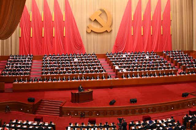 Xi Jinping au pupitre devant les délégués du Congrès