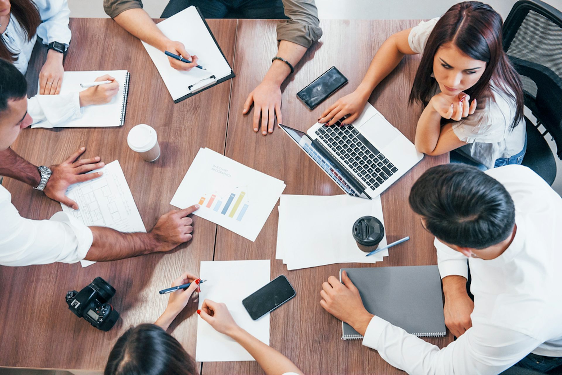 Un groupe de personnes échangent au bureau