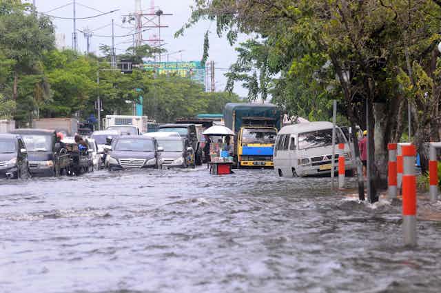 Calle con coches inundada.
