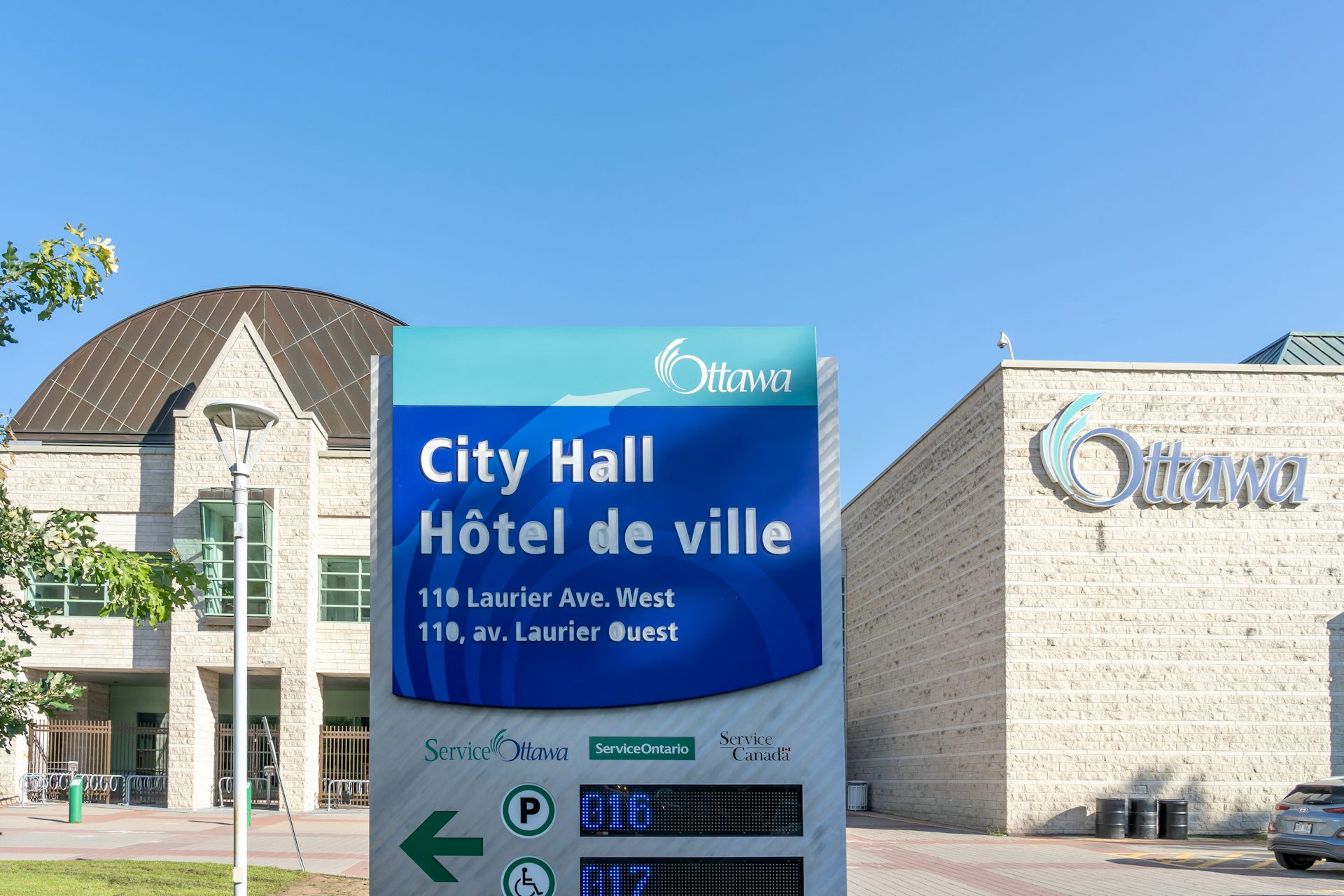 Un panneau annonçant un hôtel de hille, en français et en anglais