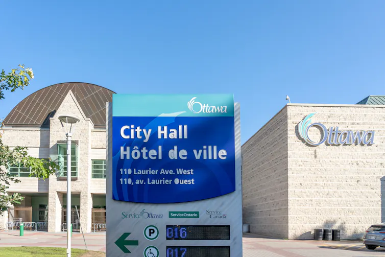 Un panneau annonçant un hôtel de hille, en français et en anglais