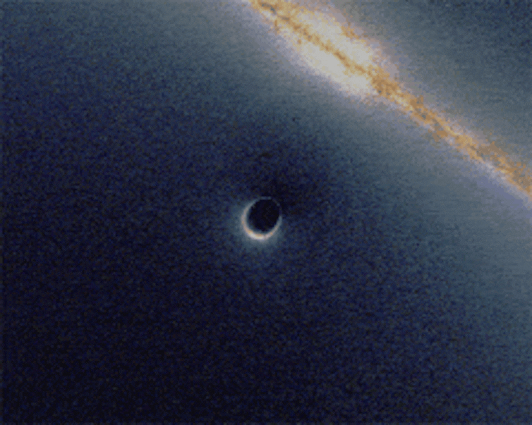 Simulación animada de un agujero negro de Schwarzschild con una galaxia pasando por detrás. En el momento de la alineación, se observa una lente gravitacional extrema de la galaxia. Wikimedia commons