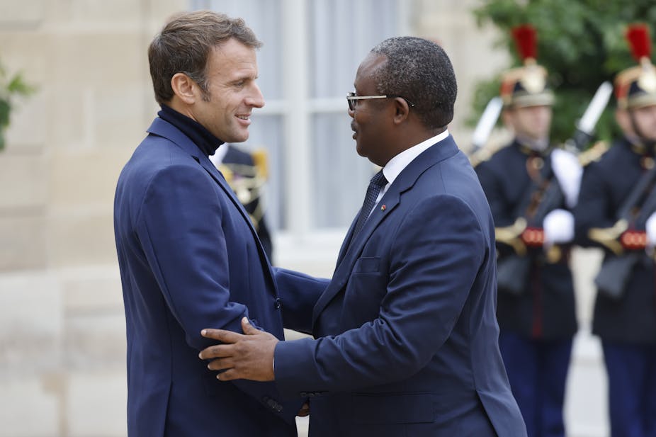 Le président Emmanuel Macron, vêtu d'un col roulé sous sa veste, reçoit son homologue de Guinée-Bissau Umaro Sissoco Embalo au Palais de l'Elysée le 3 octobre 2022. 