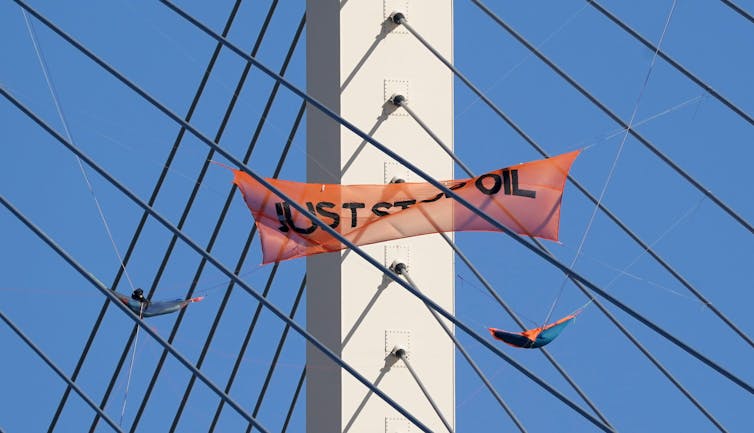 Just Stop Oil banner em uma ponte suspensa