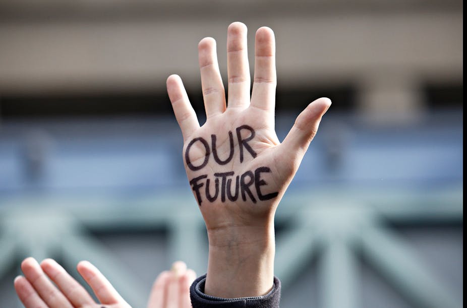 Une main ouverte dans la paume de laquelle on peut lire "Our future" (notre futur)