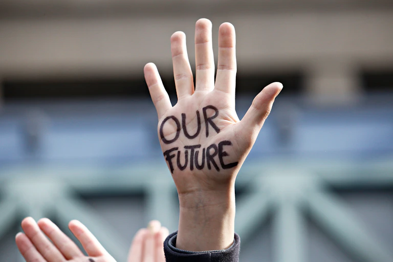 Une main ouverte dans la paume de laquelle on peut lire "Our future" (notre futur)
