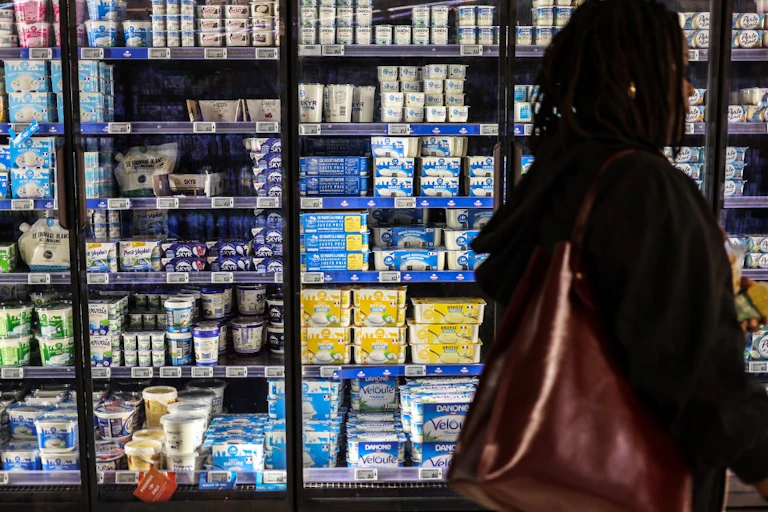 Consommatrice dans un hypermarché