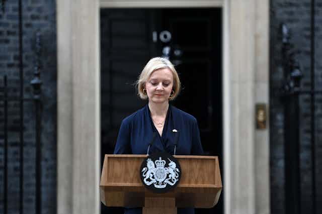 Liz Truss prononce son discours de démission, le 20 octobre, devant le 10, Downing Street.