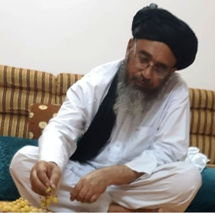Twitter image of Taliban supreme court chief justice Abdul Hakim Haqqani eating with his right hand.