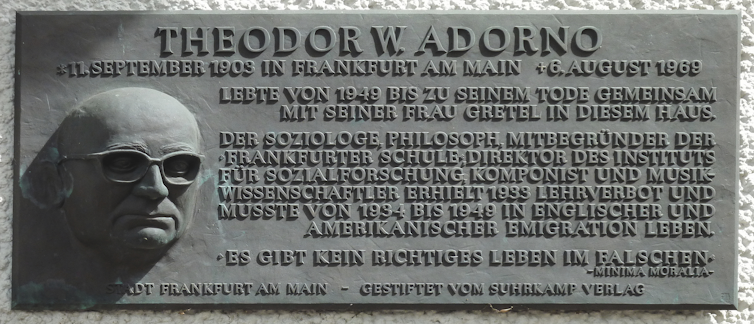 Plaque commémorative apposée sur la maison de Theodor W. Adorno à Kettenhofweg (Frankfort), dessinée par Guenter Maniewski et dévoilée le 17 novembre 1994.