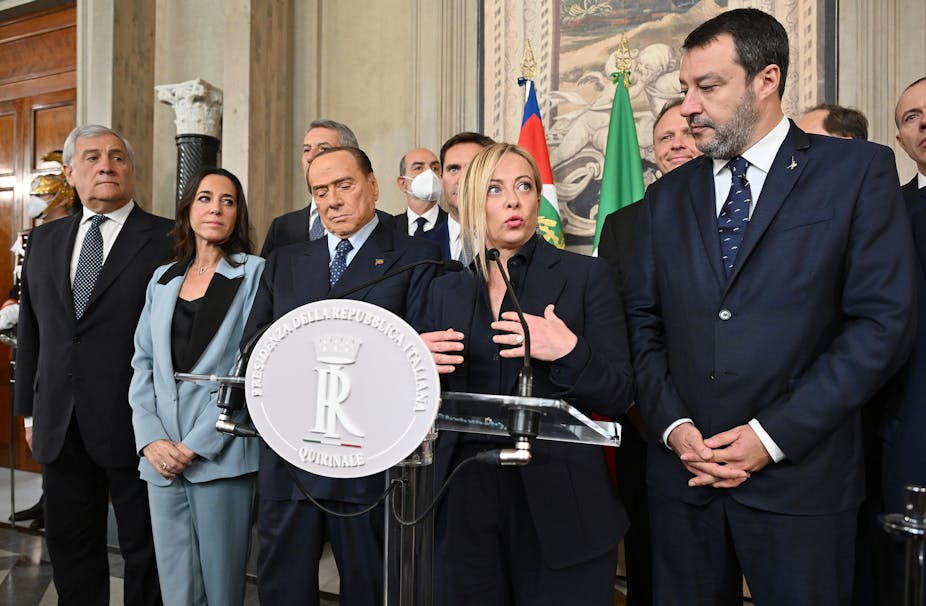 Giorgia Meloni, Silvio Berlusconi, Matteo Salvini et plusieurs de leurs alliés donnent une conférence de presse