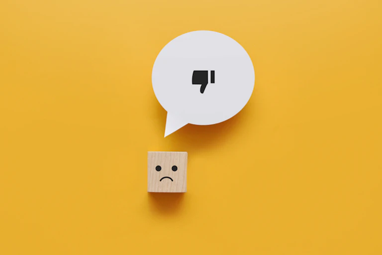 Le pouce en bas, symbole d'une réaction négative sur les réseaux sociaux.
