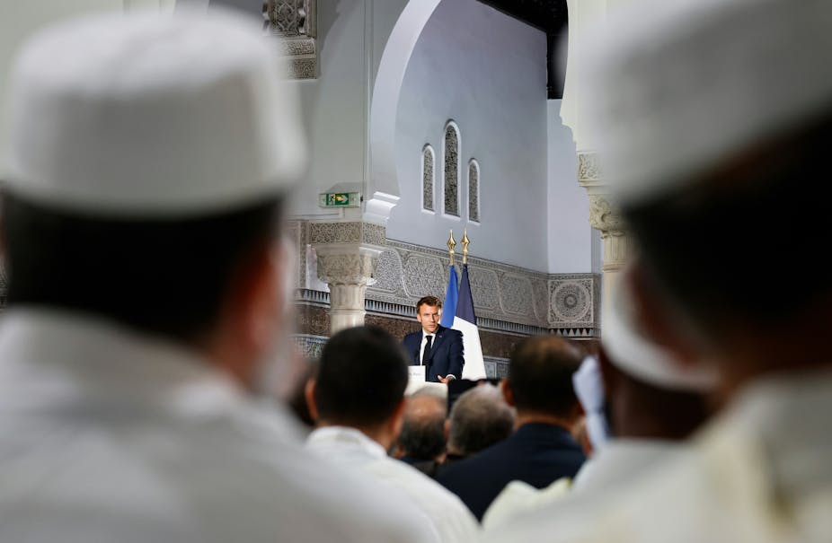 Emmanuel Macron lors de l'inauguration d'une exposition commémorant les cent ans de l'ouverture de la Grande Mosquée de Paris, le 19 octobre 2022. 