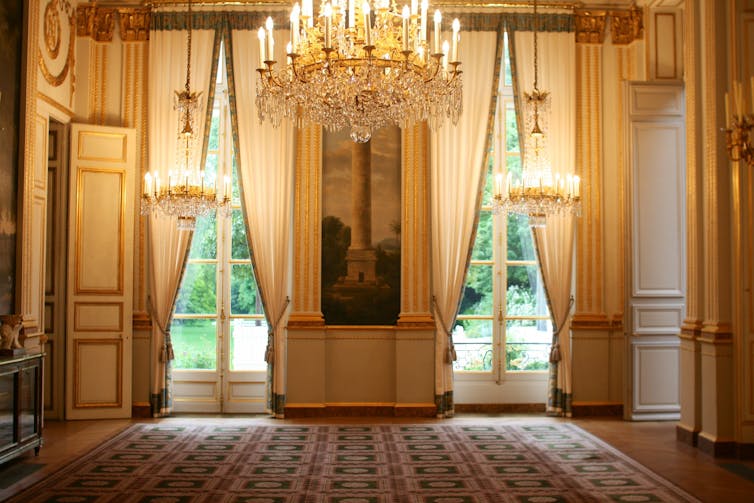 Entièrement remanié en 1807 à l’arrivée des Murat, ce salon fut pensé comme la salle de réception principale du palais. Son vaste espace, formé de la réunion de deux pièces, fut alors orné d’un décor militaire prestigieux, suivant la vogue de l’Empire, fo