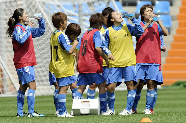 équipe de soccer féminine au japon -- joueuses boivent de l’eau