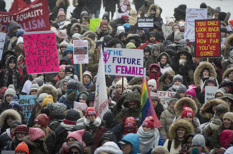 Une foule manifeste