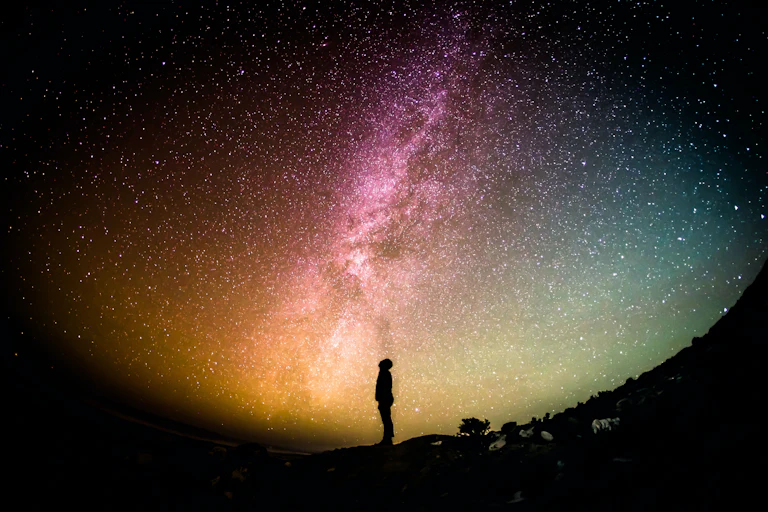 Une silhouette observant le ciel nocturne.