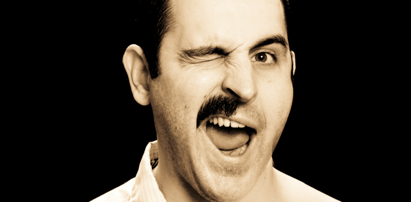 Подмигивающий человек