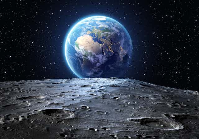 La Terre vue de la lune dans l'espace.