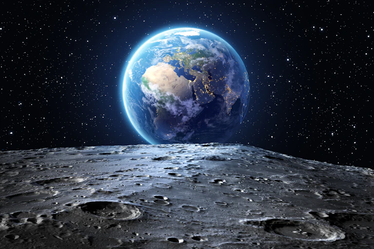 La Terre vue de la lune dans l'espace.