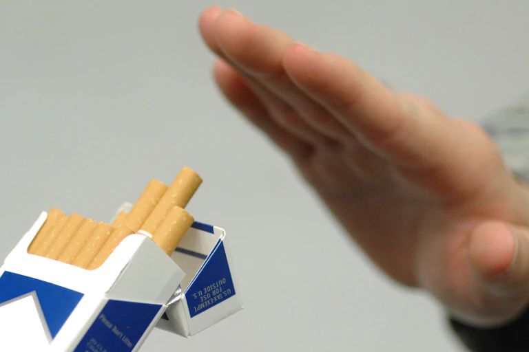 Homme refusant une cigarette.