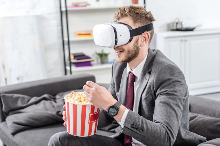 Homme avec un casque de réalité virtuelle.