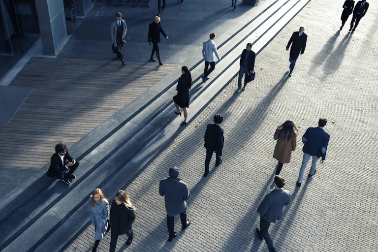 Des gens marchent dans la rue