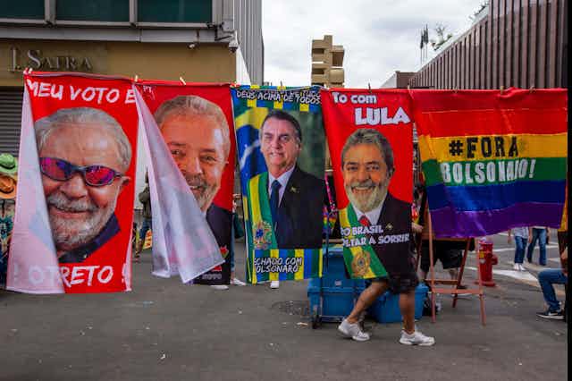 Toallas con las fotos de Lula y Bolsonaro.