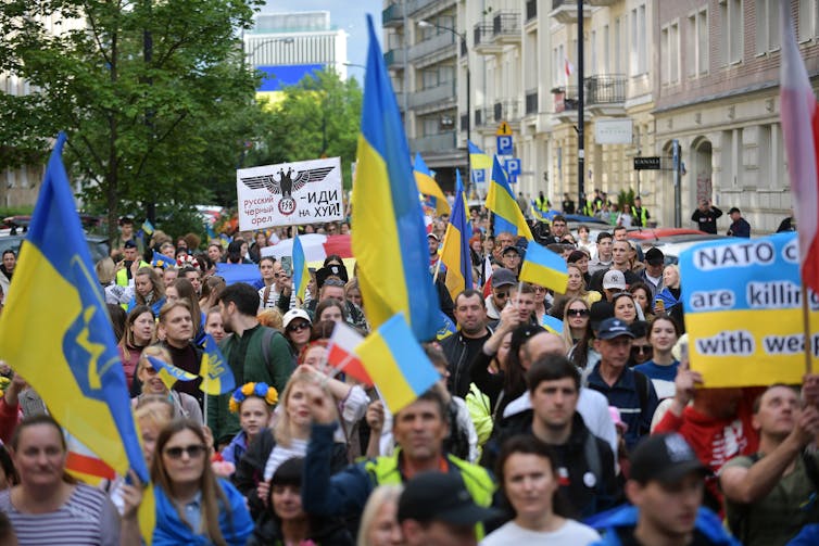 Украинцы во время Марша благодарности в Варшаве, Польша, 29 мая 2022 года.