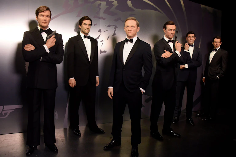 Waxwork models of six white men in suits