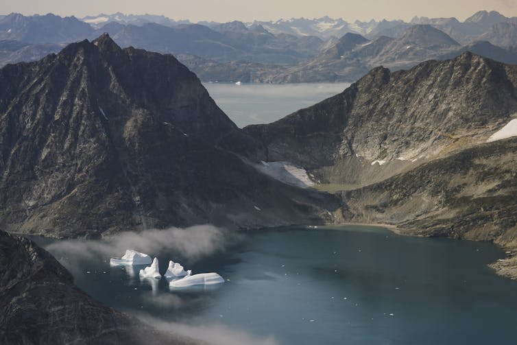 Icebergs no oceano perto de um vale