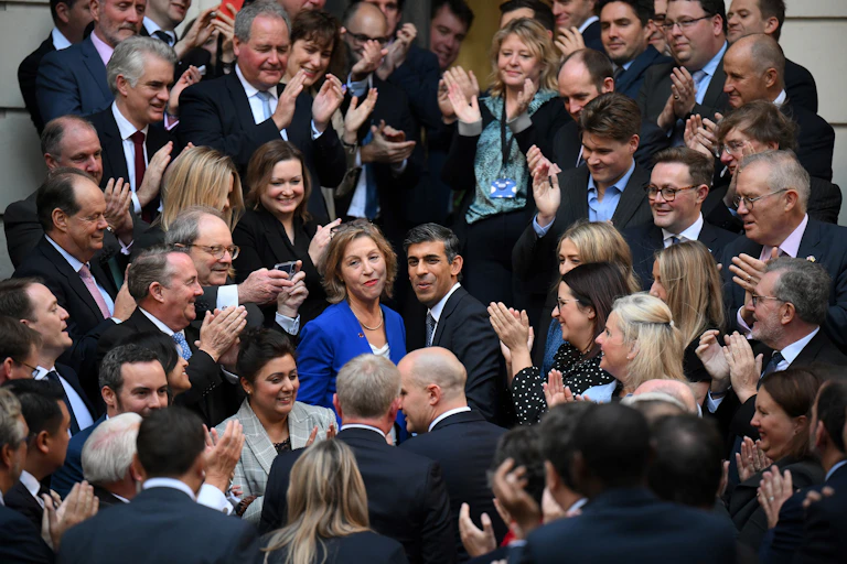 Rishi Sunak accueilli par les députés conservateurs