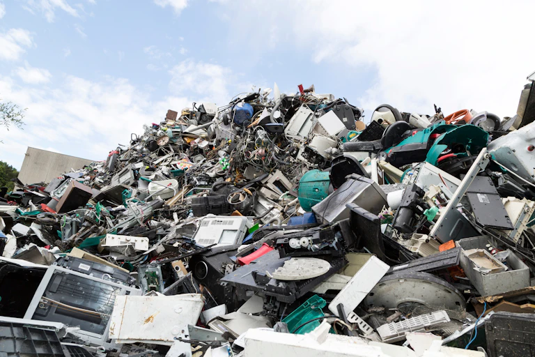 tas de déchets électroniques