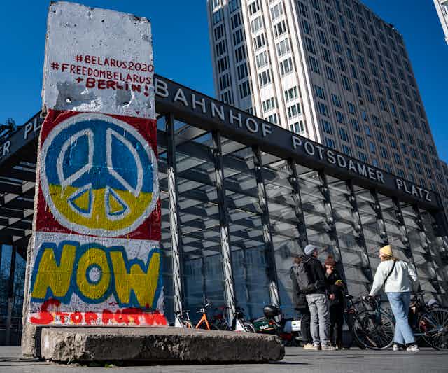 Un pan du mur de Berlin décoré d'un signe de paix aux couleurs du drapeau ukrainien
