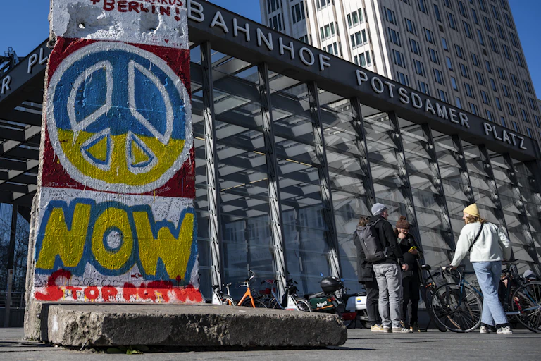 Un pan du mur de Berlin décoré d'un signe de paix aux couleurs du drapeau ukrainien