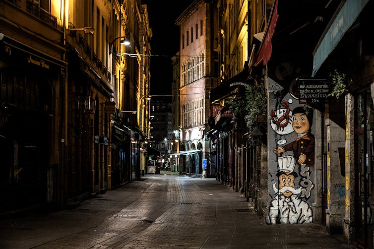 Une photo prise le 17 octobre 2020 montre la rue Mercière déserte à Lyon
