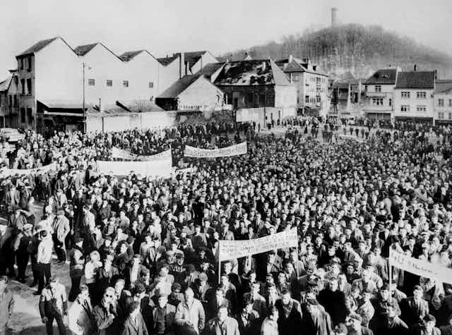 10000 mineurs de charbon et de fer lorrains, manifestent le 05 mars 1963 à Forbach pour empêcher la fermeture des mines et réclamer l'implantation de nouvelles industries dans la région.