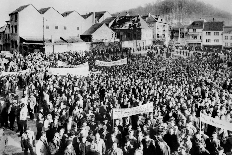 10000 mineurs de charbon et de fer lorrains, manifestent le 05 mars 1963 à Forbach pour empêcher la fermeture des mines et réclamer l'implantation de nouvelles industries dans la région.