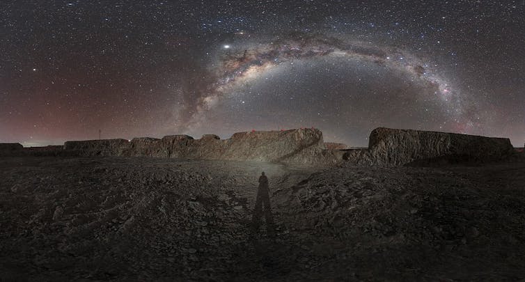 Un bellissimo insieme di stelle e la banda nebbiosa della Via Lattea sul monte cileno Cerro Armazones, durante la costruzione del telescopio ELT. Una notte senza chiaro di luna. IT, CC DI
